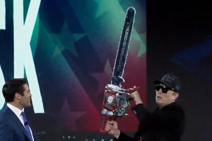 Elon Musk oscilla intorno alla motosega al CPAC, tagliando attraverso la burocrazia