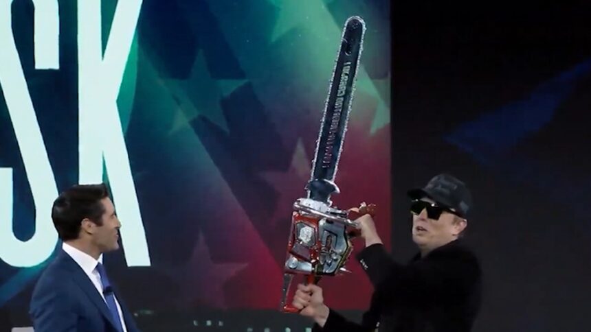 Elon Musk oscilla intorno alla motosega al CPAC, tagliando attraverso la burocrazia