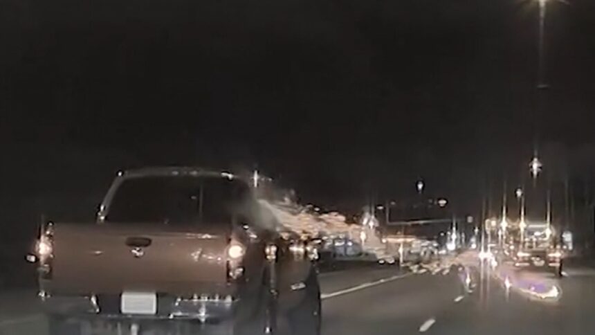 Due veicoli sono entrati in strano incidente di rabbia con fuochi d'artificio