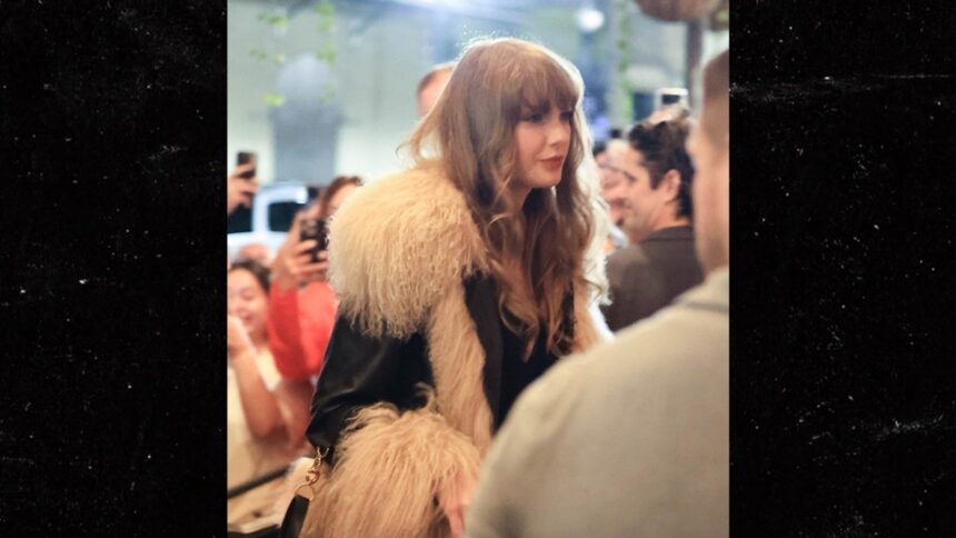 Taylor Swift cenisce con gli amici prima del Super Bowl domenica