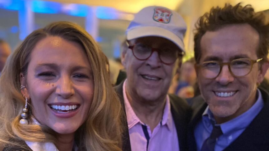 Blake Lively e Ryan Reynolds partecipano alla festa di compleanno di Chris Rock, posti con Chevy Chase