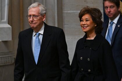 Quanti anni ha la moglie di Mitch McConnell? Elaine Chao's Age - Hollywood Life