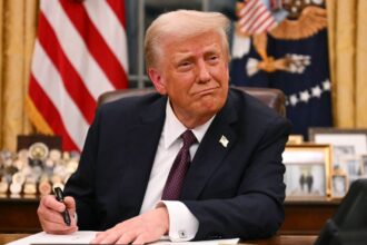 Trump ha sparato a tutti i lavoratori della FAA? Scoprilo tra i licenziamenti federali - Hollywood Life