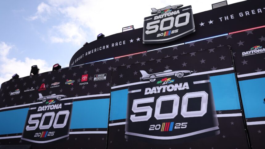 A che ora è la Daytona 500? Scopri quando inizia la gara - Hollywood Life