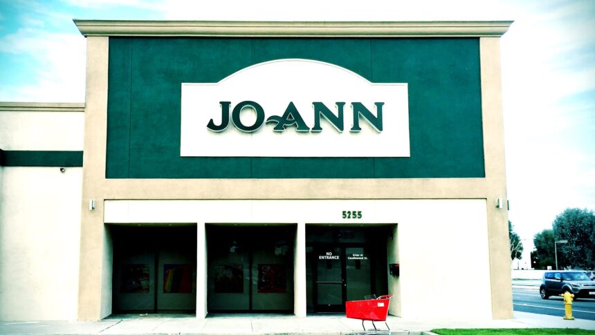 Perché i negozi Joann stanno chiudendo? Guarda la ragione dietro l'arresto - Hollywood Life