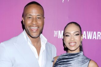In beatitudine! Devon Franklin condivide i filmati della sua romantica proposta al tramonto a Maria Castillo alle Hawaii (orologio)