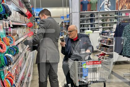 Rudy Giuliani Shops per tintura per capelli al New Jersey Walmart