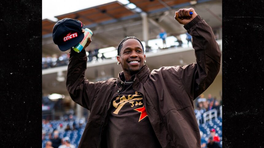 Travis Scott lancia il primo tiro al Cacti Park per il giorno di apertura dell'allenamento primaverile di Astros