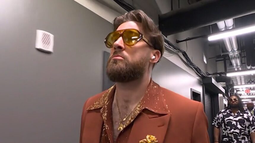 Travis Kelce arriva con stile al Super Bowl Lix