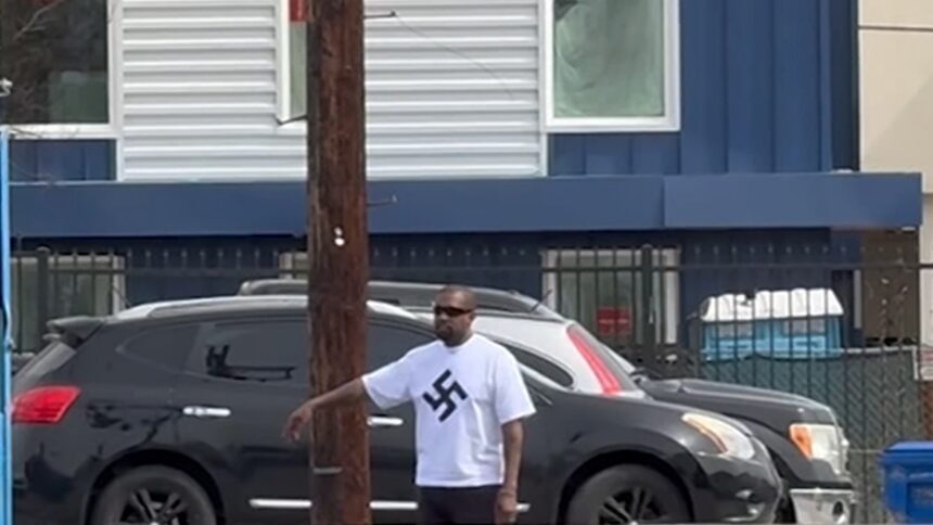 Kanye West indossa la maglietta della svastica in pubblico dopo aver dichiarato di essere un nazista