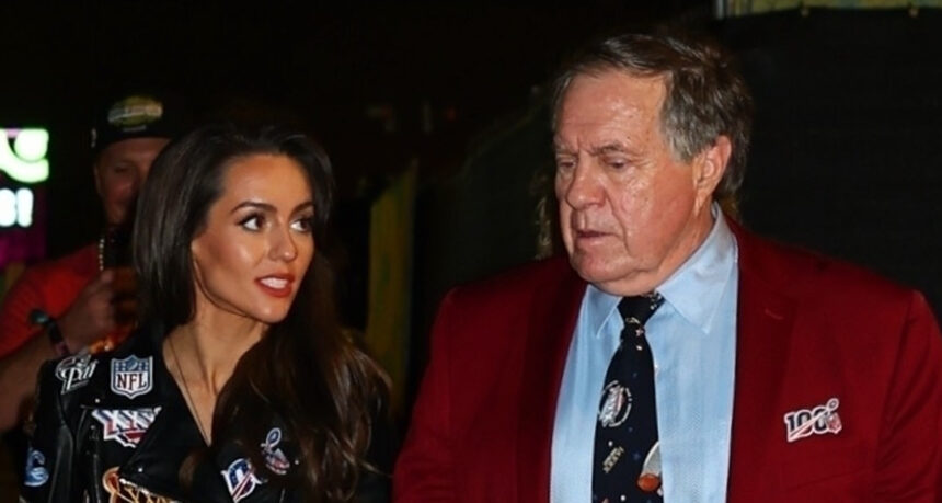 Bill Belichick, 72 anni, e la fidanzata Jordon Hudson, 24 anni, si tengono per mano mentre lascia il Super Bowl 2025