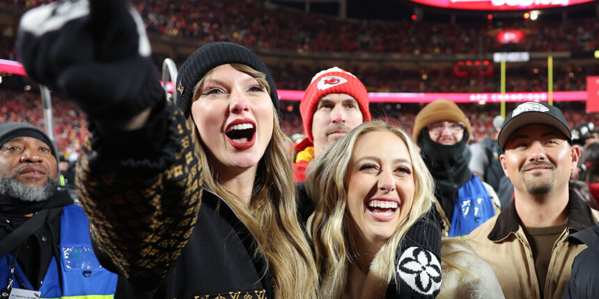 Vedi la cronologia dell'amicizia di Taylor Swift e Brittany Mahomes fin dall'inizio al Super Bowl 2025