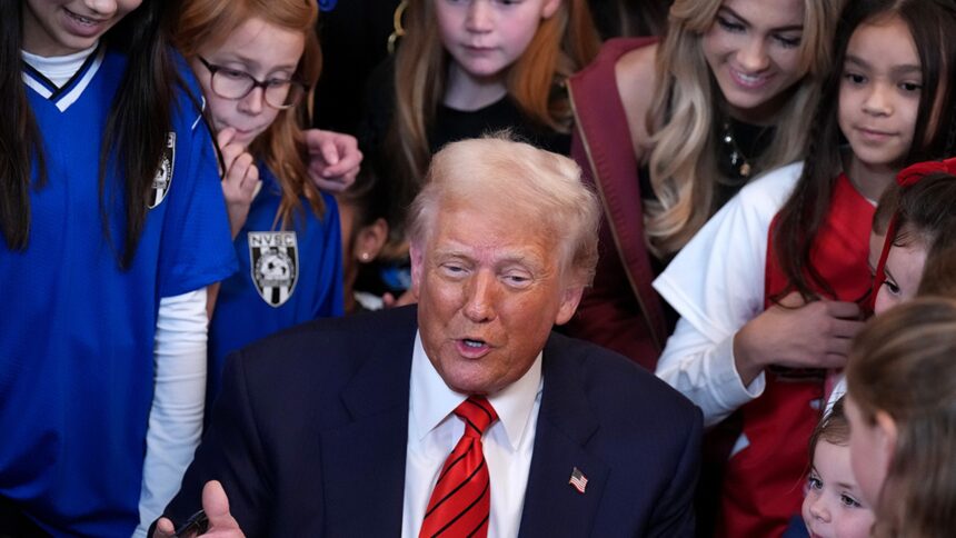 Donald Trump firma l'ordine di vietare gli atleti transgender dagli sport femminili