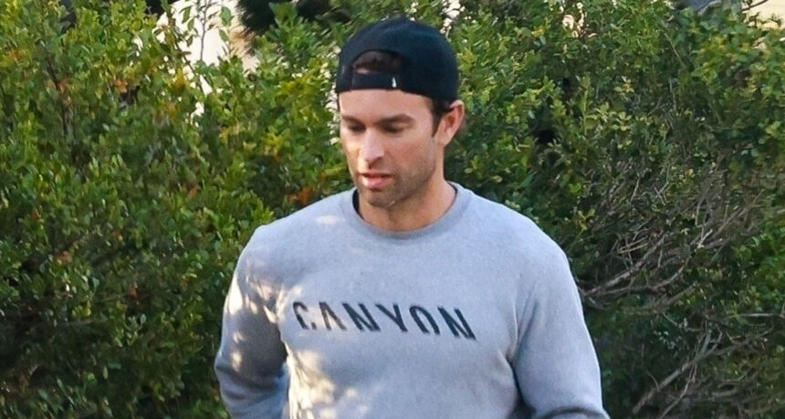 Chace Crawford va per la passeggiata mattutina con il suo cane Shiner