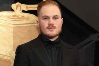 Zach Bryan sembra discutere con i clienti del bar nel nuovo video