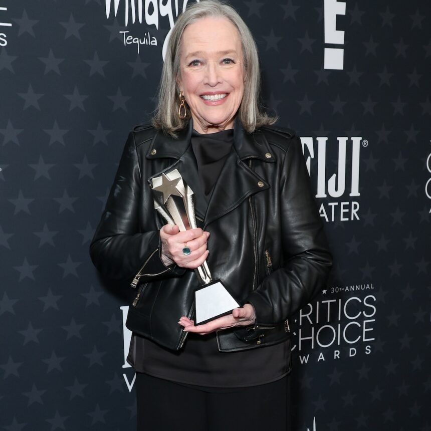 Kathy Bates assegna il suo premio Critics Choice a Eric Christian Olsen