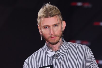 Mitragliatrice Kelly rivela la nuova acconciatura bionda nera