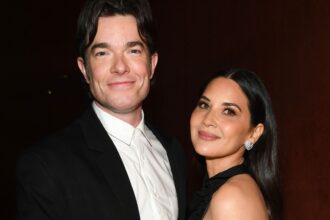Olivia Munn Dettagli il marito John Mulaney Supporto nel viaggio del cancro