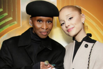 Oscar 2025 Direttore musicale prende in giro "Wicked" star di Ariana Grande e Cynthia Erivo Performance
