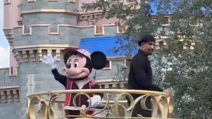 Jalen Hurts colpisce Disney World per celebrare la vittoria del Super Bowl di Eagles