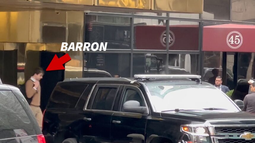 Barron Trump guidato al campus della New York University in SUV di Servizio Secret, in video
