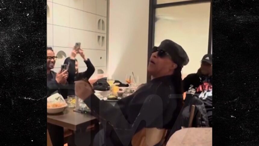 Stevie Wonder canta "Happy Birthday" nel ristorante di Los Angeles