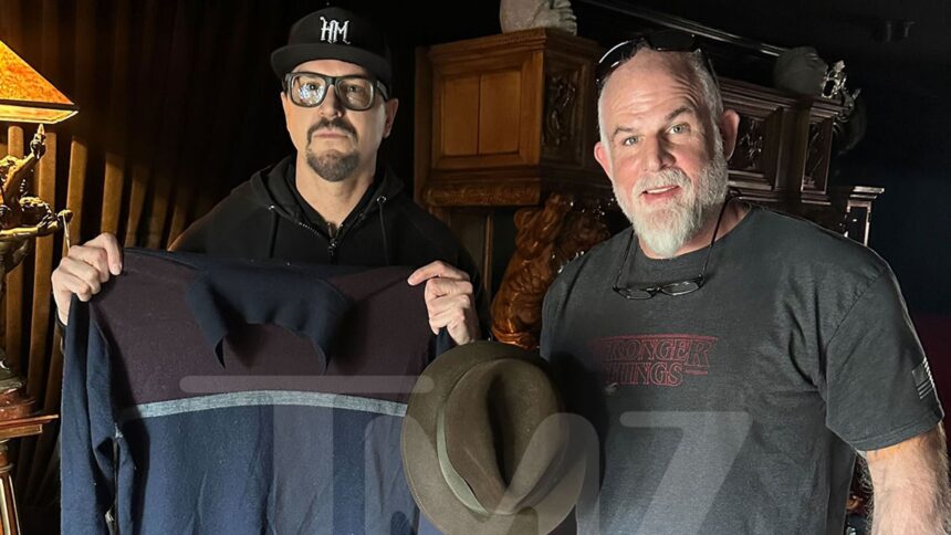 Zak Bagans aggiunge maglione di Saddam Hussein, cappello al museo infestato