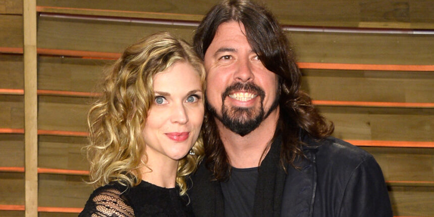 Dave Grohl e la moglie Jordyn Blum hanno visto insieme per la prima volta dopo aver rivelato di avere una relazione esterna
