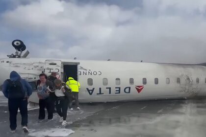 Aereo Delta Airlines Brash all'aeroporto di Toronto, capovolge