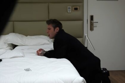 ''Dove mi hanno ricucito è come se mi accoltellassero'': le immagini di Fedez in preda ai dolori a causa dell'intervento al pancreas - Gossip.it