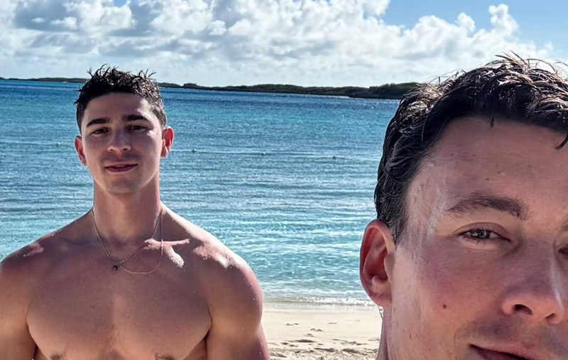 Isaac Powell Bares si adatta al corpo durante le vacanze sulla spiaggia con il fidanzato Tate Justus