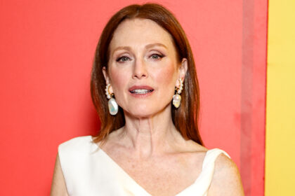 Julianne Moore reagisce al libro dei suoi figli che viene bandito nelle scuole sotto l'amministrazione Trump: "Sono veramente rattristato"
