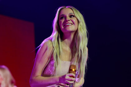 Kelsea Ballerini ferma il concerto per chiamare il pubblico per i loro commenti negativi sul suo ex marito