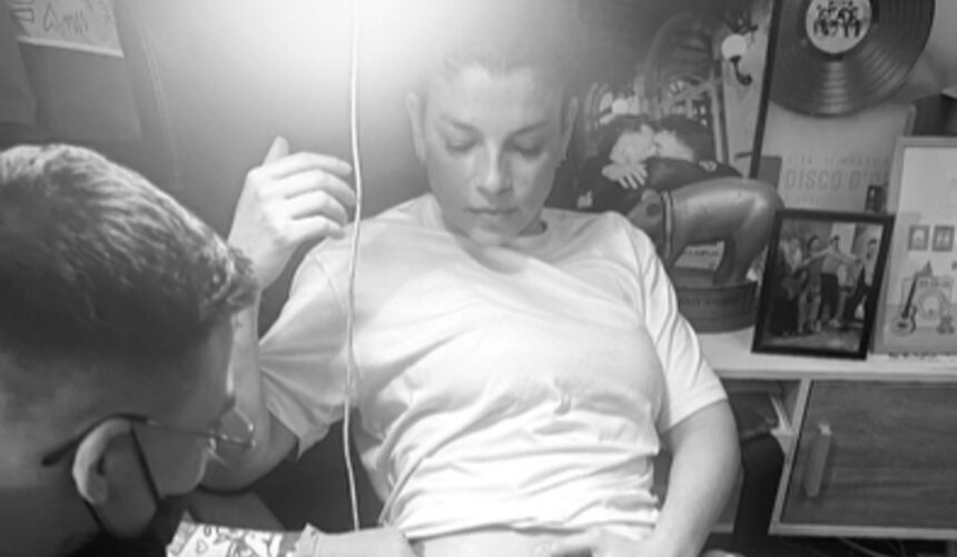 Emma Marrone si tatua vicino all’inguine la scritta Juli, ecco in onore di quale amico lo ha fatto: guarda - Gossip.it