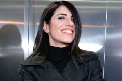 ''Ho paura di cascare dalla scala'': la cantante Giorgia rivela quale famoso conduttore chiama per essere incoraggiata prima di Sanremo - Gossip.it