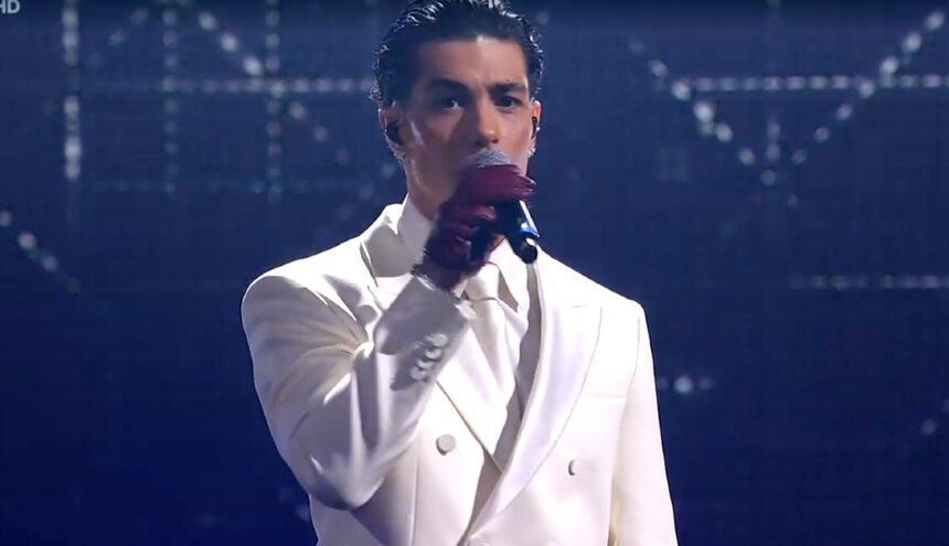 Tony Effe sorprende a Sanremo con il look total white e tutti i tatuaggi coperti: guarda - Gossip.it