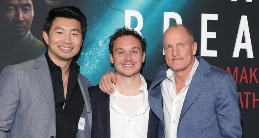 Simu Liu, Finn Cole e Woody Harrelson escono per la premiere di "Last Breath" a New York