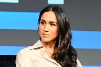 L'ex consigliere reale riflette sull'accusare Meghan Markle di Bullying Staff: "Non cambierei nulla"