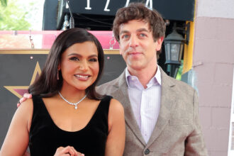 Mindy Kaling ottiene supporto da un caro amico e "The Office" Costar alla cerimonia di Walk of Fame Star