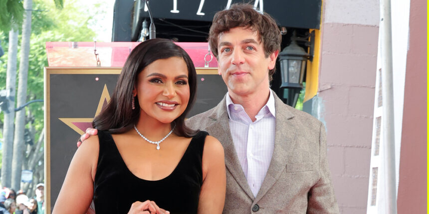 Mindy Kaling ottiene supporto da un caro amico e "The Office" Costar alla cerimonia di Walk of Fame Star