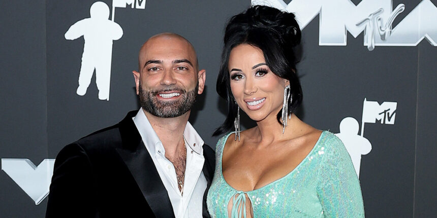 La star di "Real Housewives" Rachel Fuda accoglie il terzo figlio con il marito John, il nome del bambino di rivelare