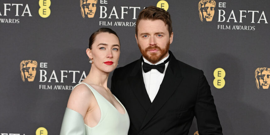 Saoirse Ronan fa un raro aspetto del tappeto rosso con il marito Jack Lowden a Baftas 2025