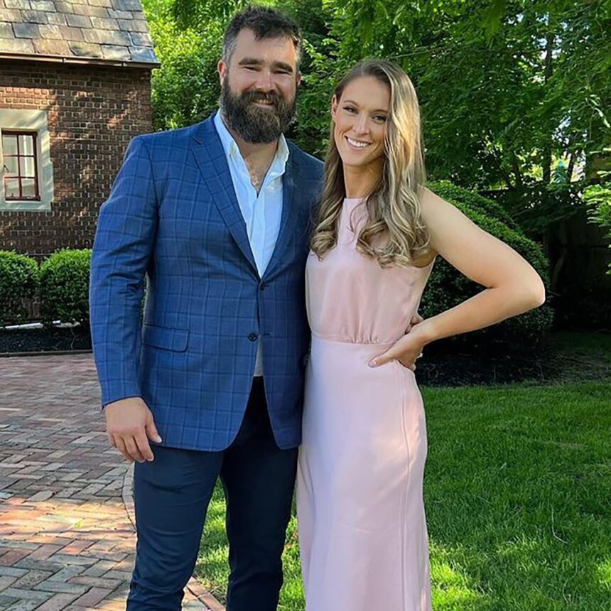 Kylie Kelce incinta, i bambini di Jason Kelce non parteciperanno al Super Bowl 2025