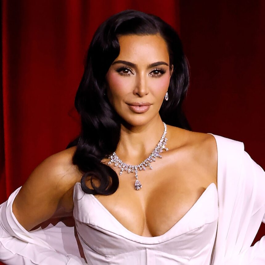 Kim Kardashian allude alla nuova relazione nell'aggiornamento degli appuntamenti