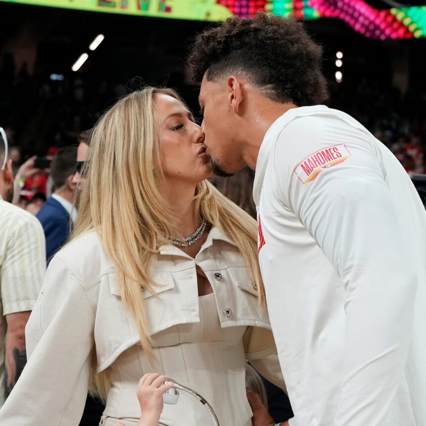 Lo sguardo del Super Bowl di Brittany Mahomes includeva una collana di diamanti da $ 73.000