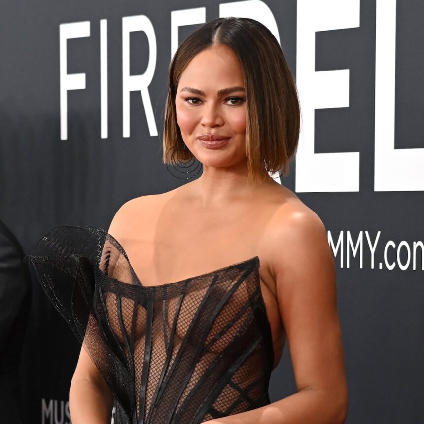 Chrissy Teigen difende facendo un "bagno di latte di cocco" con 3 dei suoi figli