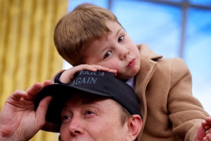 Il figlio di Elon Musk si prende il naso e lo asciuga sulla scrivania di Donald Trump