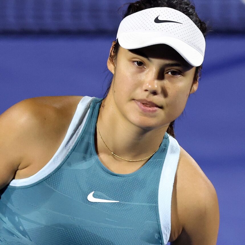 La stella del tennis Emma Raducanu piange dopo il "comportamento fisso" di Spectator