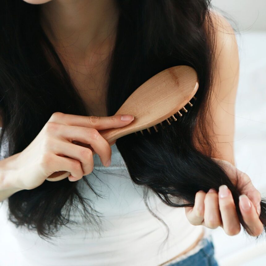 I migliori prodotti da usare se i tuoi capelli sono asciutti AF