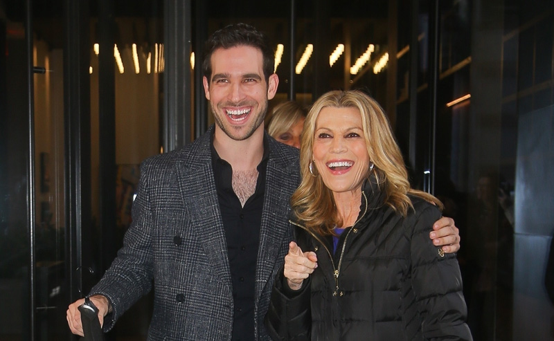 Vanna White esce con suo figlio caldo Nikko dopo che di recente è diventato virale